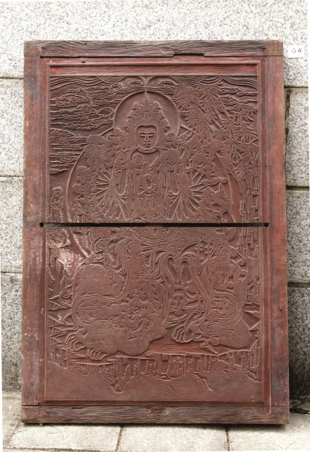 사자좌 위에 앉은 천수관음보살과 그 아래 합장한 선재동자를 새긴 목판