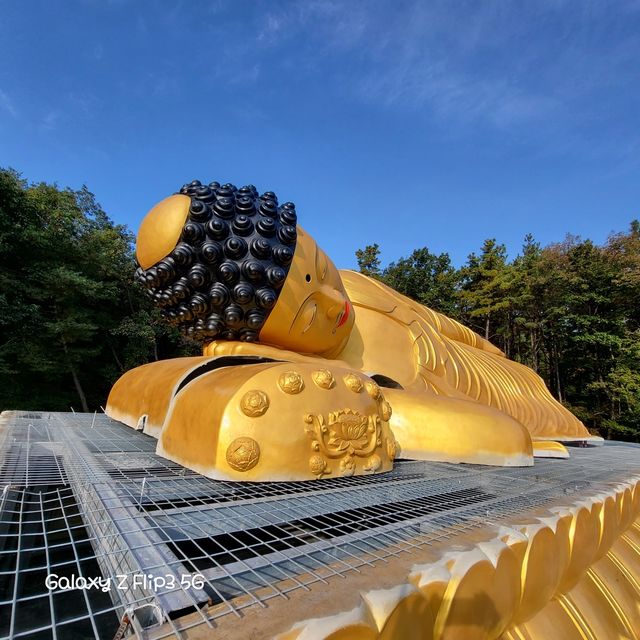 기단 위에 모신 와불