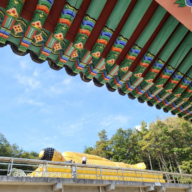 단청 처마 너머로 보이는 와불