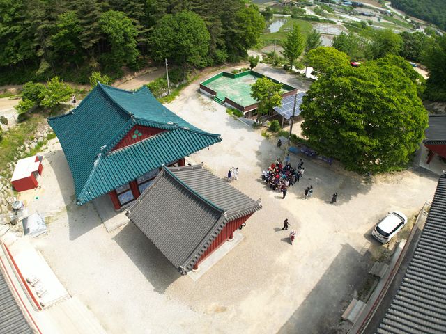 도량 항공 사진 — 법당과 마당