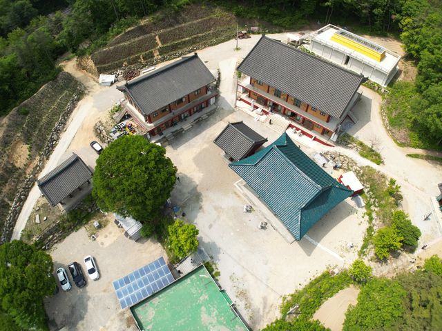 도량 항공 사진 — 전각과 주차장