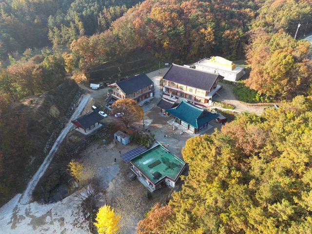 가을 단풍 속 도량 항공 사진