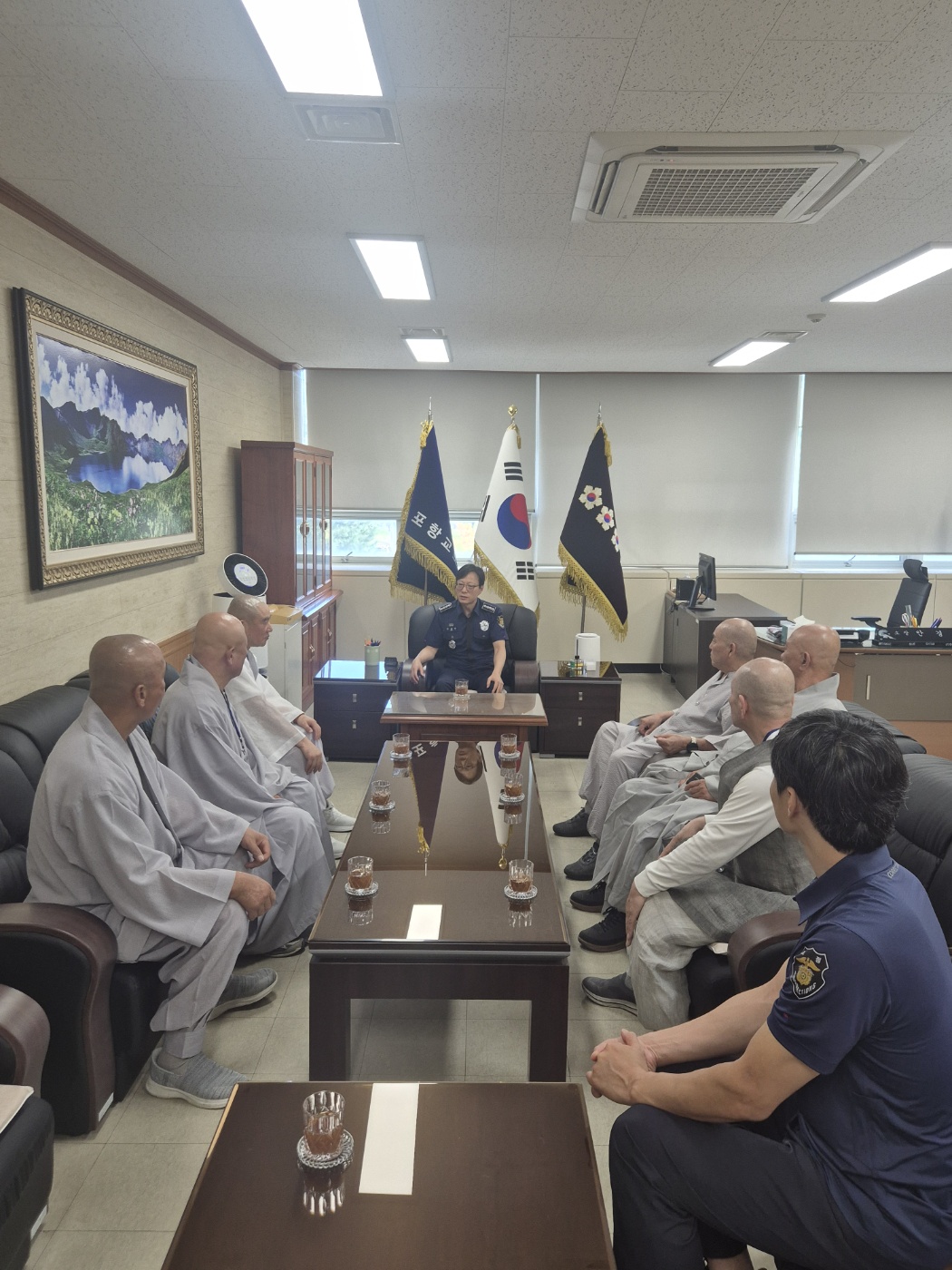 포항교도소 접견실에서 스님들과 교도소 관계자들이 마주 앉아 담소하는 모습